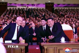 Nhà lãnh đạo Triều Tiên Kim Jong-un (phải, hàng đầu) và Bộ trưởng Quốc phòng Nga Andrei Belousov (trái, hàng đầu) dự một sự kiện tại Bình Nhưỡng. (Ảnh: Yonhap/TTXVN)