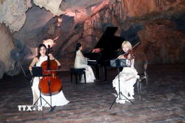 Tối 30/5/2025, Công ty APC Corporation đã tổ chức buổi ra mắt sản phẩm du lịch mới là chương trình nghệ thuật kết hợp với ăn uống trong hang Dơi (hang Ngọc Rồng) bên bờ vịnh Bái Tử Long (Quảng Ninh). (Ảnh: Văn Đức/TTXVN)