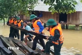Đồn Biên phòng Làng Ho (Bộ đội Biên phòng Quảng Bình) hỗ trợ các hộ dân ứng phó mưa bão. (Ảnh: TTXVN phát)