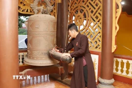 Nghi lễ cử ba hồi chuông tại chùa Phật Tích ở thủ đô Viêng Chăn (Lào). (Ảnh: Xuân Tú/TTXVN)