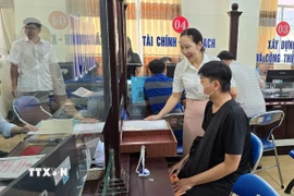 Bà Lê Thị Hồng Lam, Chủ tịch Ủy ban Nhân dân phường Tân An, thành phố Cần Thơ kiểm tra hoạt động tại Trung tâm Phục vụ hành chính công của phường sáng 1/7/2025. (Ảnh: Thanh Liêm/TTXVN)