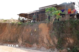 Gia đình anh Nguyễn Trọng Mạnh tại xã Phú Trung (Đồng Nai) đã hiến gần 1ha đất để làm đường nhưng hiện tại nhà anh bị chênh cao hơn 3m so với mặt đường, gây khó khăn cho sinh hoạt và nguy cơ sạt lở. (Ảnh: Đậu Tất Thành/TTXVN)