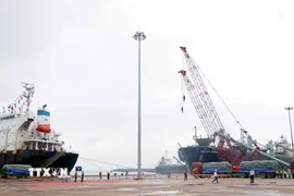 Tàu vào lấy hàng ở bến cảng thuộc Công ty Cổ phần Cảng Quốc tế Lào-Việt. (Ảnh minh họa. Nguồn: TTXVN) 
