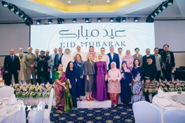 Các đại biểu chụp ảnh chung tại buổi lễ xả chay. (Ảnh: TTXVN phát)