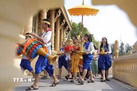 Đại lịch Maha Sang-Kran được đặt trong khay son rước quanh chính điện 3 vòng để làm lễ mừng năm mới. (Ảnh: Lê Đông/TTXVN)