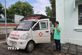 Ông Võ Minh Cường nhận những cuộc gọi cấp cứu. (Ảnh: Hoàng Nhị/TTXVN) 