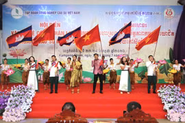 Tiết mục tốp ca múa “Việt Nam-Campuchia Samaky” của công ty Chư Sê Kampong Thom. (Ảnh: Minh Hưng/TTXVN)