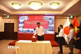 Các cán bộ Đại sứ quán cùng các đại diện cộng đồng người Việt Nam tại Nhật Bản quyên góp ủng hộ người dân bị thiệt hại do cơn bão số 10 Bualoi. (Ảnh: Nguyễn Tuyến/TTXVN)