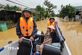 Bộ Chỉ huy Quân sự Đà Nẵng hỗ trợ người dân sau mưa lũ ấm áp tình quân dân