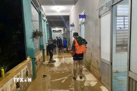 Bộ đội Đà Nẵng giúp người dân dọn dẹp vệ sinh sau khi lũ rút. (Ảnh: Khoa Chương/TTXVN)