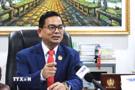 Tiến sỹ Kin Phea - Viện trưởng Viện Quan hệ Quốc tế thuộc Viện Hàn lâm Hoàng gia Campuchia (RAC) - trả lời phỏng vấn TTXVN về chuyến thăm chính thức Việt Nam của Thủ tướng Vương quốc Campuchia Samdech Moha Borvor Thipadei Hun Manet. (Ảnh: Minh Hưng/TTXVN)