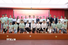 Đại diện thanh niên và đại biểu hai nước Việt-Trung dự buổi đối thoại. (Ảnh: Công Tuyên/TTXVN)