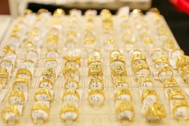 vàng nhẫn tại cửa hàng vàng (Ảnh: Lê Đông/TTXVN)