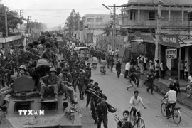 Quân giải phóng tiến vào ngã tư Bảy Hiền (Sài Gòn). Ảnh: Quang Khanh - TTXVN