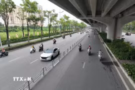 Xây dựng và triển khai phương án phân làn bằng dải phân cách cứng trên đường Phạm Văn Đồng. (Ảnh: Nguyễn Thắng/TTXVN)