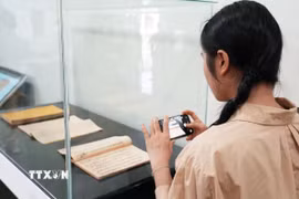 Triển lãm “Chuyện kể từ những trang cổ thư" là cơ hội để công chúng hiểu rõ hơn về tâm huyết và niềm tự hào của tiền nhân, từ đó tiếp tục gìn giữ và phát huy bản sắc văn hóa dân tộc trong thời đại mới. (Ảnh: Nguyên Lý/TTXVN).