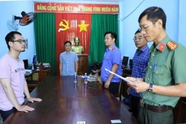 Cơ quan An ninh điều tra Công an tỉnh Đồng Nai thi hành lệnh bắt tạm giam bị can Quách Gia Khang. (Ảnh: TTXVN phát)