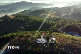 Cột mốc ba biên, điểm thu hút du khách khi đến thăm Bờ Y (Quảng Ngãi). (Ảnh: Cao Nguyên/TTXVN)