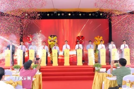 Các đại biểu thực hiện nghi thức bấm nút khởi công công trình nhà ở xã hội tại phường An Xuyên. (Ảnh: Trung Kiên/TTXVN) 