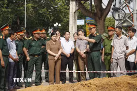 Ban Chỉ đạo 515 tỉnh Quảng Ngãi khảo sát trực tiếp tại khu vực thăm dò. (Ảnh: Dư Toán/TTXVN)