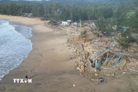 Triều cường đêm 6/11 gây sạt lở bờ biển, làm sập hàng chục hàng quán Tổ dân phố Châu Me, phường Sa Huỳnh, tỉnh Quảng Ngãi. (Ảnh: Phạm Cường/TTXVN)