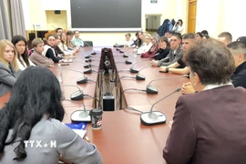 Sinh viên Nga xem phim tư liệu về Việt Nam. (Ảnh: Tâm Hằng/TTXVN)