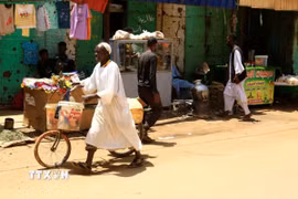 Người dân tại thành phố Omdurman, Sudan. (Ảnh: THX/TTXVN)