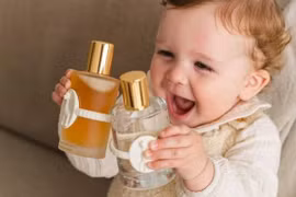 Loại nước hoa có mùi hương dễ chịu như ‘đầu trẻ sơ sinh’, với kỳ vọng mang lại cảm giác thư giãn cho các bậc cha mẹ. Ảnh minh họa.