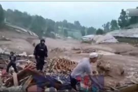 Cận cảnh trận lở đất, lũ quét tại Indonesia gây ra nhiều thương vong