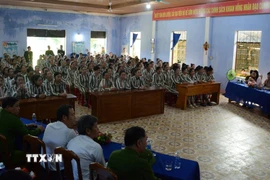 Các phạm nhân sắp chấp hành xong hình phạt tù năm 2025 và các đơn vị hướng nghiệp hỗ trợ việc làm tham gia hội nghị. (Ảnh: Văn Dũng/TTXVN) 