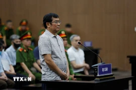 Bị cáo Phùng Quang Hùng (cựu Chủ tịch Ủy ban Nhân dân tỉnh Vĩnh Phúc cũ) trình bày tại phiên tòa sáng 4/7. (Ảnh: Quốc Lũy/TTXVN) 