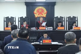 Hội đồng xét xử công bố Quyết định đưa vụ án ra xét xử. (Ảnh: Kim Anh/TTXVN)