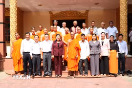 Đoàn công tác chụp hình lưu niệm cùng Hội Đoàn kết sư sãi yêu nước tỉnh Vĩnh Long và người có uy tín vùng đồng bào dân tộc Khmer. (Ảnh: Thanh Hòa/TTXVN)