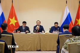 Chủ tịch Liên hiệp các tổ chức người Việt Nam tại Nga Đỗ Xuân Hoàng (giữa) báo cáo tổng kết hoạt động năm 2025. (Ảnh: Tâm Hằng/TTXVN)