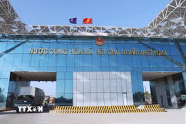 Hoạt động xuất nhập khẩu tại cửa khẩu Bắc Luân 2. (Ảnh: Quốc Khánh/TTXVN)
