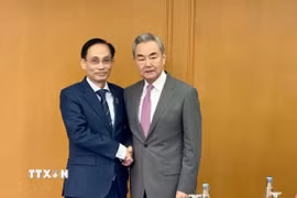 Bộ trưởng Ngoại giao Lê Hoài Trung gặp Bộ trưởng Ngoại giao Trung Quốc Vương Nghị. (Ảnh: Việt Dũng/TTXVN)