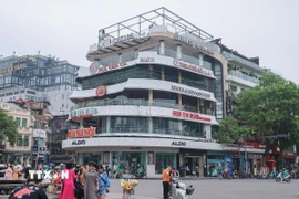 Toà nhà "Hàm cá mập" đã chính thức ngừng kinh doanh từ ngày 21/4 để tiến hành thu dọn đồ đạc, tháo dỡ trang thiết bị. Ảnh: Hoàng Hiếu - TTXVN