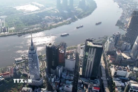 Các tòa nhà tài chính ở khu vực trung tâm Thành phố Hồ Chí Minh bên sông Sài Gòn, đối diện bán đảo Thủ Thiêm, phường An Khánh. (Ảnh: Hồng Đạt/TTXVN)