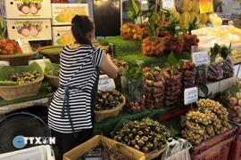 Tiểu thương Thái Lan bày bán trái cây tại chợ đầu mối ở Thủ đô Bangkok, Thái Lan. (Ảnh Huy Tiến/TTXVN) 