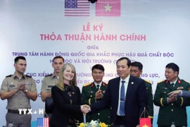 Toàn cảnh lễ ký thỏa thuận hành chính về hợp tác tăng cường năng lực ứng phó các sự cố hóa học, sinh học, phóng xạ và hạt nhân giữa đại diện hai cơ quan NACCET và DTRA. (Ảnh: Trọng Đức/TTXVN)