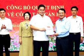 Bí thư Tỉnh ủy Hà Giang Hầu A Lềnh trao quyết định bổ nhiệm lại đồng chí Vàng Seo Cón, Ủy viên Ban Thường vụ Tỉnh ủy, Chủ tịch Ủy ban MTTQ tỉnh giữ chức vụ Chủ tịch Ủy ban Mặt trận Tổ quốc tỉnh Hà Giang. (Ảnh: TTXVN phát)