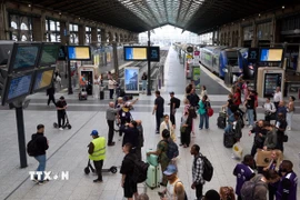 Hành khách tại nhà ga tàu hỏa ở Paris, Pháp. (Ảnh: THX/TTXVN)