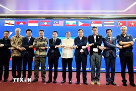 Các Đại sứ, Đại biện các nước ASEAN chụp ảnh chung. (Ảnh: Tâm Hằng/TTXVN)