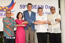Đại diện Đại sứ quán 4 nước ASEAN tại Hy Lạp, gồm Indonesia, Philippines, Thái Lan và Việt Nam, chụp ảnh lưu niệm với Tổng Vụ trưởng phụ trách kinh tế quốc tế thuộc Bộ Ngoại giao Hy Lạp Dimitris Skakos. (Ảnh: TTXVN phát)
