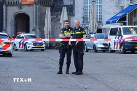 Cảnh sát Hà Lan tại quảng trường thành phố Amsterdam (Ảnh: AP/TTXVN)