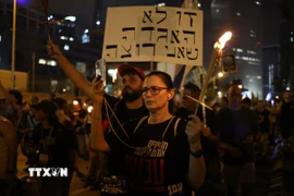 Người dân Israel tuần hành tại Tel Aviv, phản đối quyết định chiếm đóng thành phố Gaza của quân đội Israel. (Ảnh: THX/TTXVN)