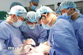Các bác sỹ Bệnh viện Nhi đồng 2 tiến hành 1 ca phẫu thuật. (Ảnh: TTXVN phát)