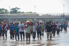 Người di cư trong hành trình đến Mỹ. (Ảnh: THX/TTXVN)