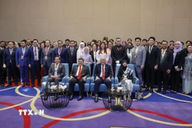 Các đại biểu chụp ảnh tập thể. (Ảnh: TTXVN phát)