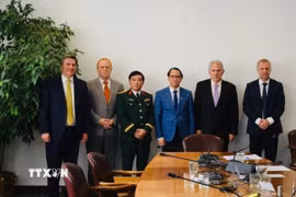 Đại sứ Việt Nam Nguyễn Việt Cường và Chủ tịch Ủy ban Đối ngoại Thượng viện Chile Iván Moreira Barros tại buổi làm việc. (Ảnh: TTXVN phát)